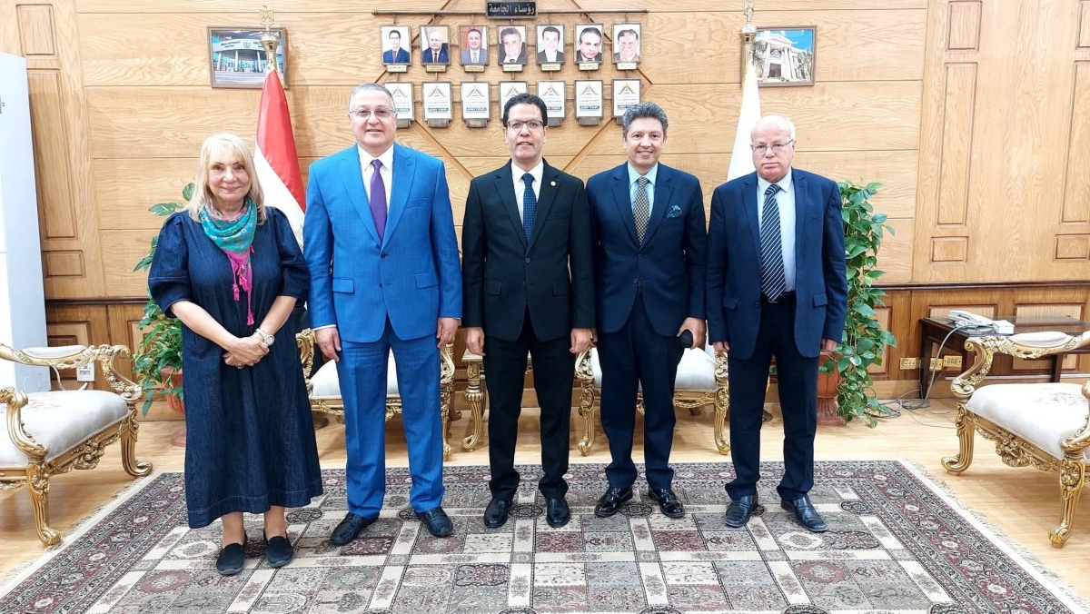 رئيس جامعة بنها يترأس لجنة اختيار عميد كلية التربية