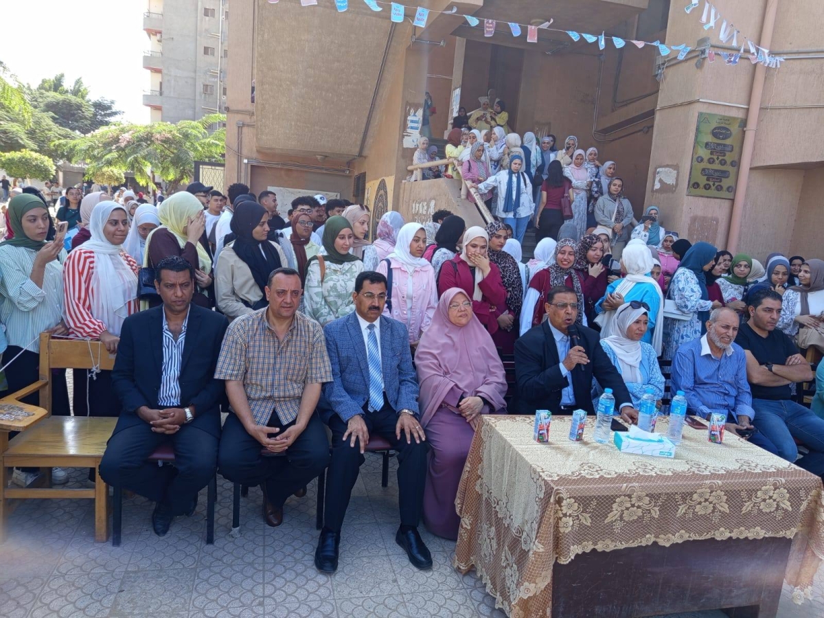 قيادات الكلية يستقبلون الطلاب الجدد والقدامى بمناسبة بداية العام الجامعي 2025-2026